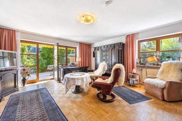 Wohnzimmer mit Zugang zur Süd-Terrasse