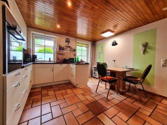 Küche mit moderner Einbauküche im Hauptwohnhaus