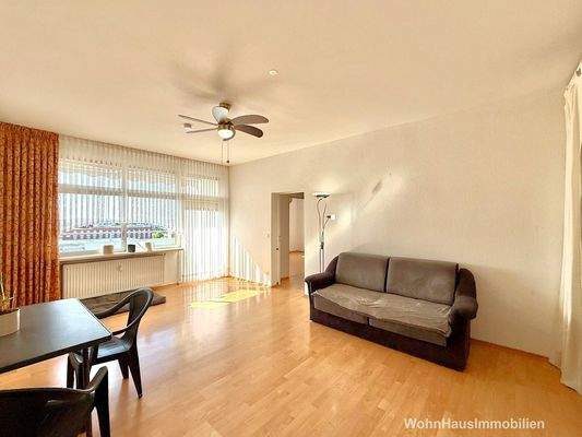 Das Wohnzimmer mit Balkon