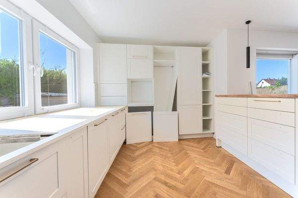 Küche mit Tresen zum Esszimmer