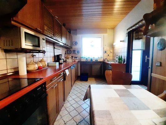 Einfamilien-Reihenhaus mit Küche im Erdgeschoß.jpe