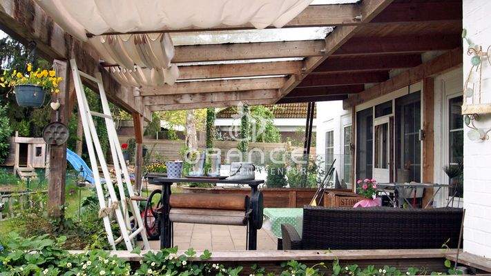 Terrasse mit Sonnenschutz-Segel an der Glas-Überdachung