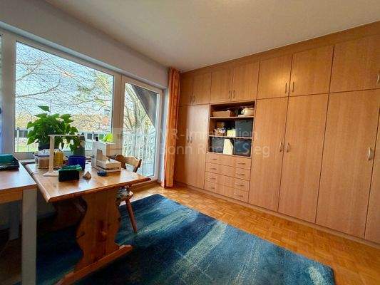 großes Schlafzimmer mit Loggia im DG