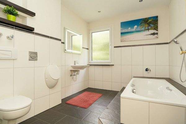 Blumenauer (c) - Bad (KI Verbessert)