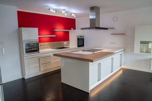 Einbauküche mit Küchenblock