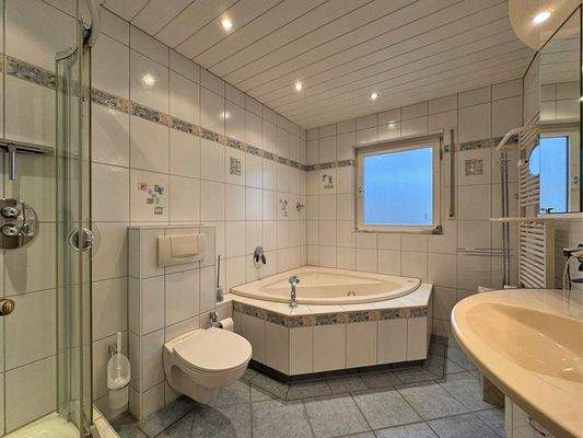 Helles Bad mit gemütlicher Atmosphäre