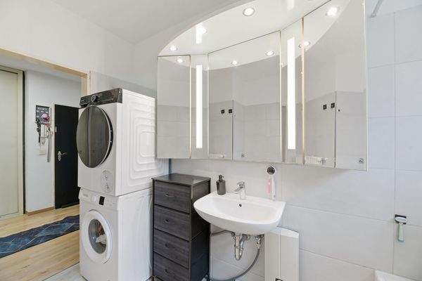 Badezimmer mit Platz für Waschmaschine und Trockner
