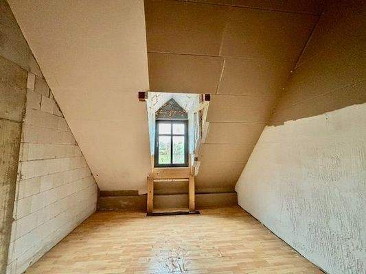 DG, Raum 4, ist mit Gaube