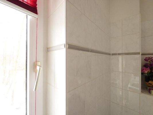  WOHNUNG: Badezimmerfliesen