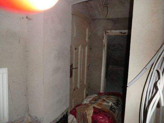 Eingangstür der unteren, noch nicht sanierten 2. S