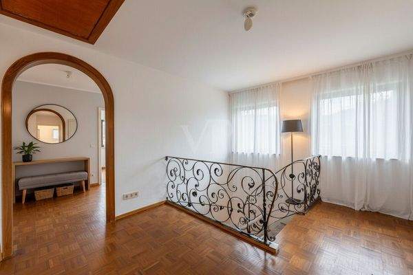 Obergeschoss-Treppenaufgang mit Zugang zu den einzelnen Zimmern-Visualisiert