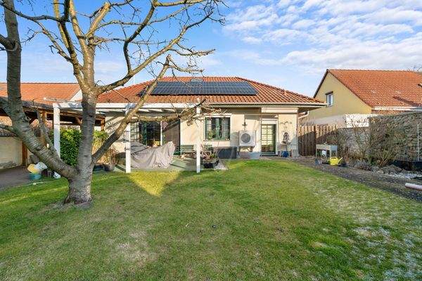Blick vom Garten auf das Haus