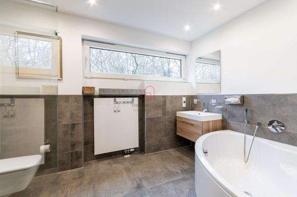 helles und modernes Bad im Obergeschoss