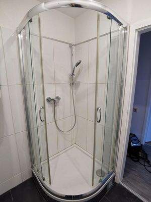 Bad, Dusche mit Echtverglasung