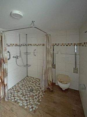 Erdgeschoss Bad mit barrierefreier Dusche