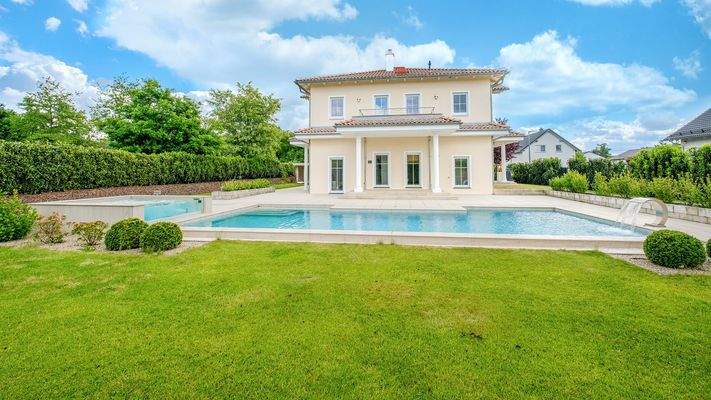 Blick zum Objekt mit Pool