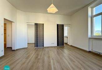 Zimmer mit Blick ins Nebenzimmer