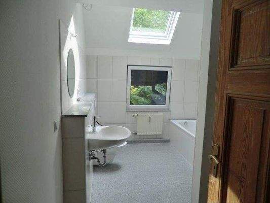 Badezimmer einer sanierten Wohnung.JPG