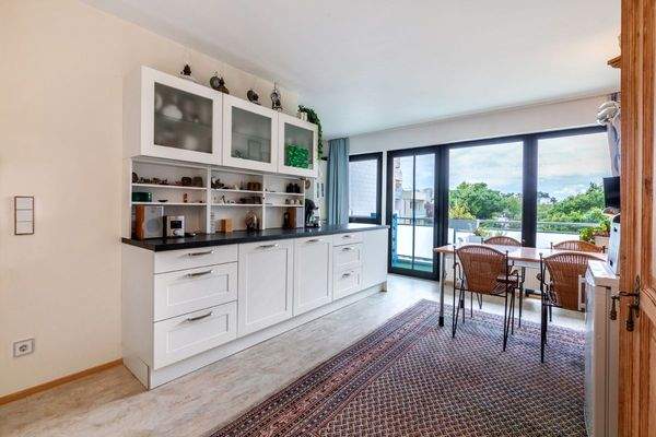 offene Küche mit Zugang zum Balkon