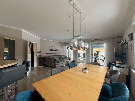 Wohnzimmer mit Ausgang zum Garten