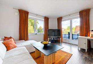 Wohnzimmer mit Balkonzugang