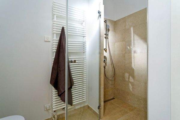 Badezimmer mit Dusche und Wanne