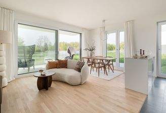 Großzügiger Wohnbereich mit Austritt zum Garten