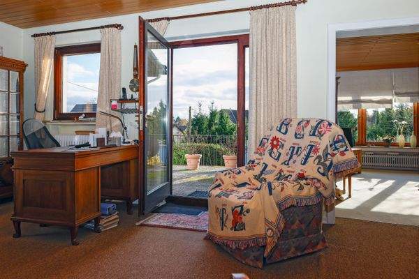 Büro_Wohnraum mit Zugang zum Balkon 1.OG