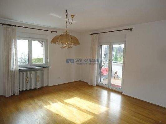 Wohnzimmer mit Ausgang zum Balkon (beispielhaft)