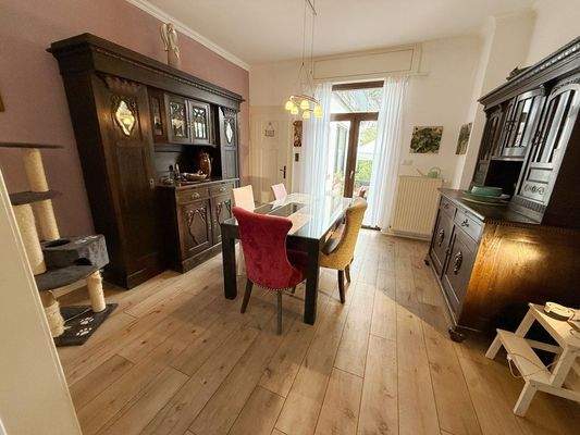 Esszimmer mit Zugang in den Garten