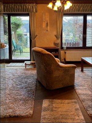 Geräumiges Wohnzimmer mit viel Tageslicht