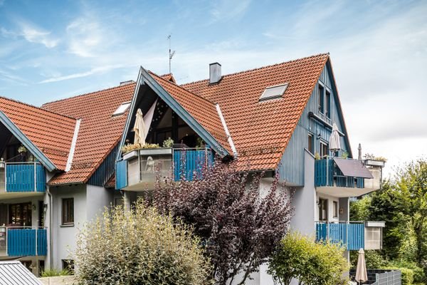 Blick aufs Haus mit zwei Balkonen