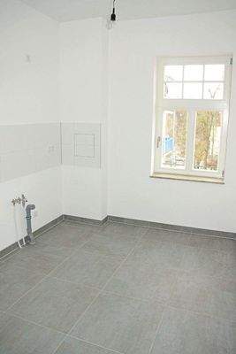 Küche mit Fußbodenheizung und Fenster