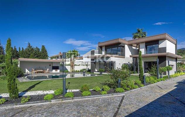 Villa with a Spacious Garden and Swimming Pool in İzmir