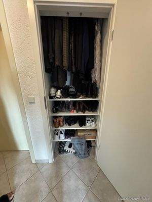 Kleider- und Schuhschrank