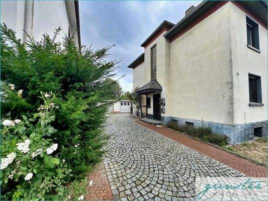 Seitenansicht + Eingang+ Garageneinfahrt