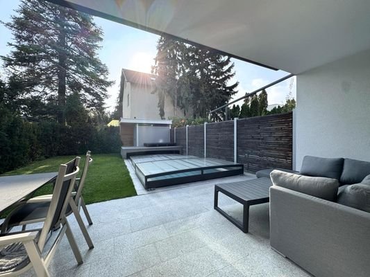 Eigengarten mit abdeckbaren Outdoor-Pool