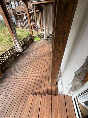 Große Terrasse mit Holzdesign