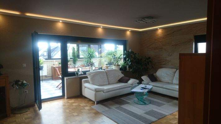 Wohnzimmer mit Zugang zum Wintergarten