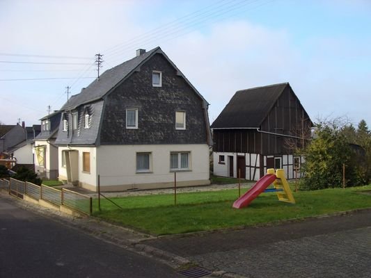 Seitenansicht mit Nebengebäude alt ohne Hecke