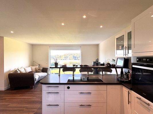 Küche mit Blick zum See