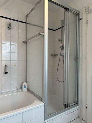 Bad mit Dusche und Wanne