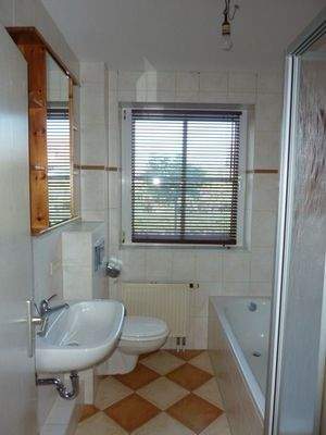 Bad mit Dusche und Wanne