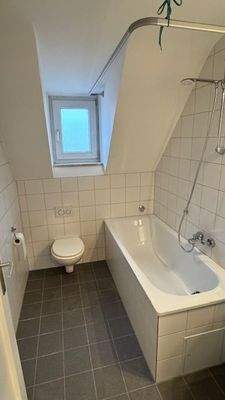 Badezimmer mit Fenster und Wanne.jpeg