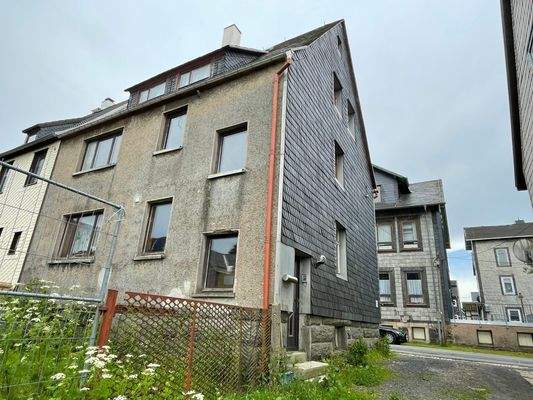 Rückseite mit Zufahrt