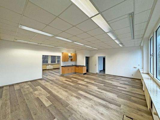 großer Arbeitsraum mit Pantryküche