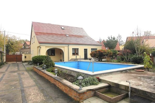 Ansicht Haus mit Pool