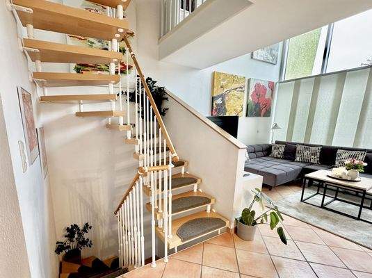 Treppe vom Wohnbereich zur Galerie-Ebene