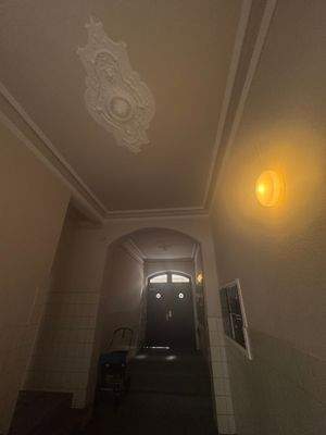 Eingangsbereich mit Stuck und originaler Haustüre