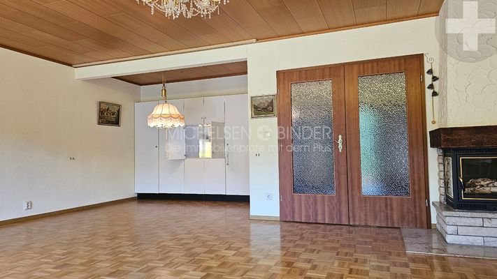 06_Wohnzimmer-Einbauschrank-zur-Kueche_ID209250127OW